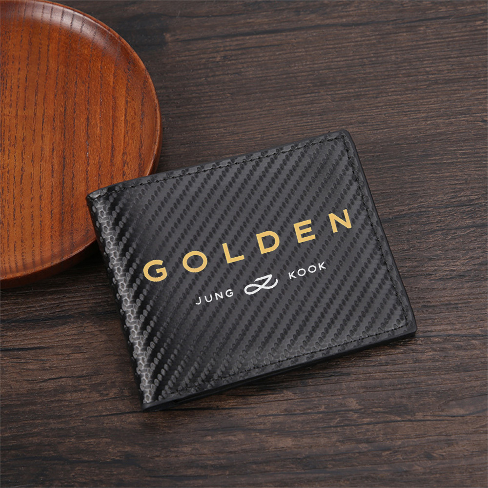 Gouden tekst en kunstenaam op  - Interior Design Name recensie en prijs
