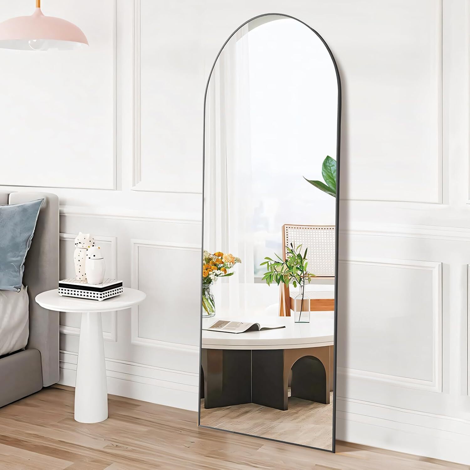 Staande gebogen spiegel op vol - Arch Mirror Leaning recensie en prijs