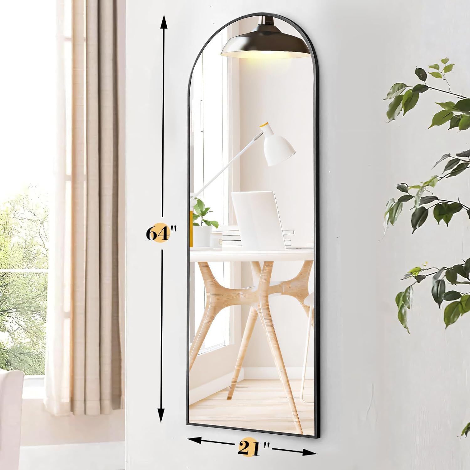 Staande gebogen spiegel op vol - Arch Mirror Leaning recensie en prijs